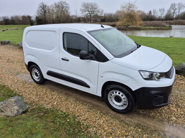 PEUGEOT E-PARTNER 800 50kWh Professional Premium +