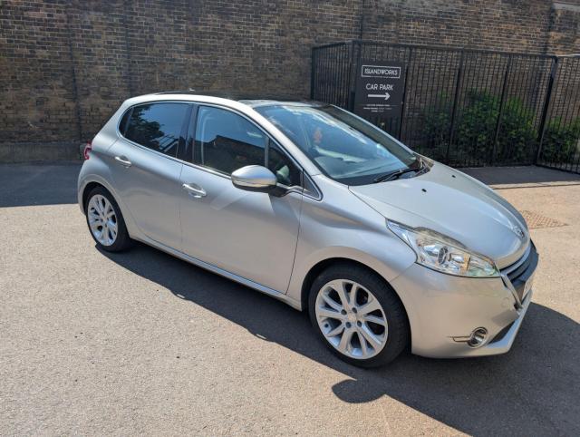 PEUGEOT 208 1.6 VTi Feline