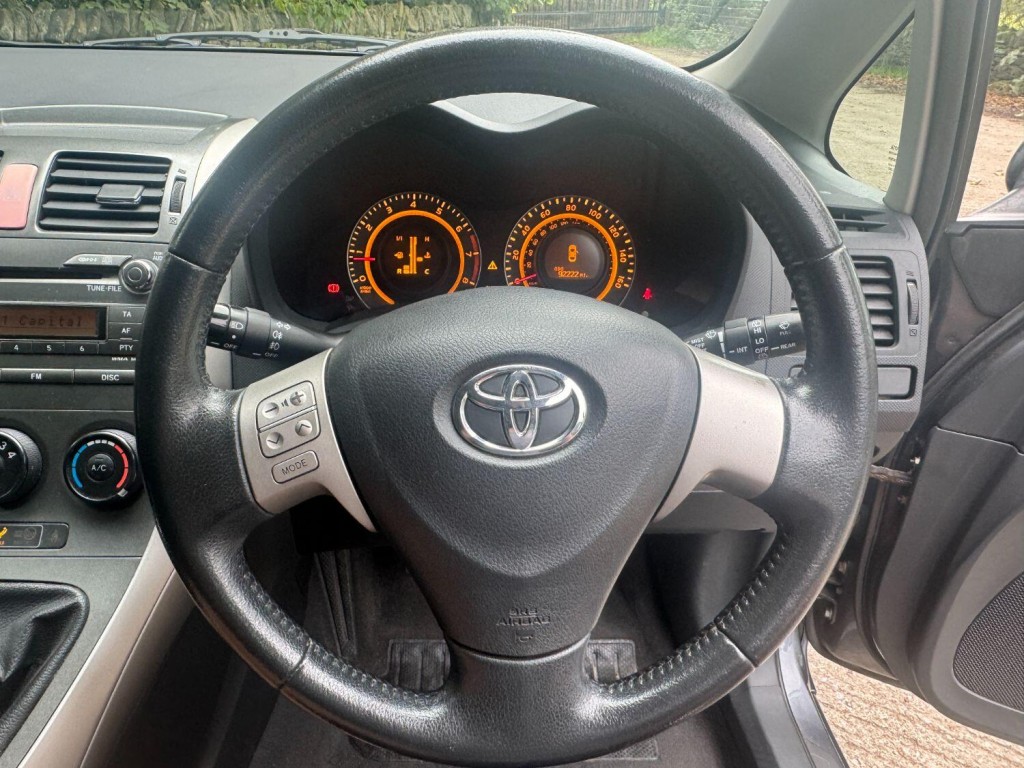 TOYOTA AURIS