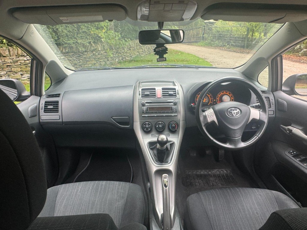 TOYOTA AURIS