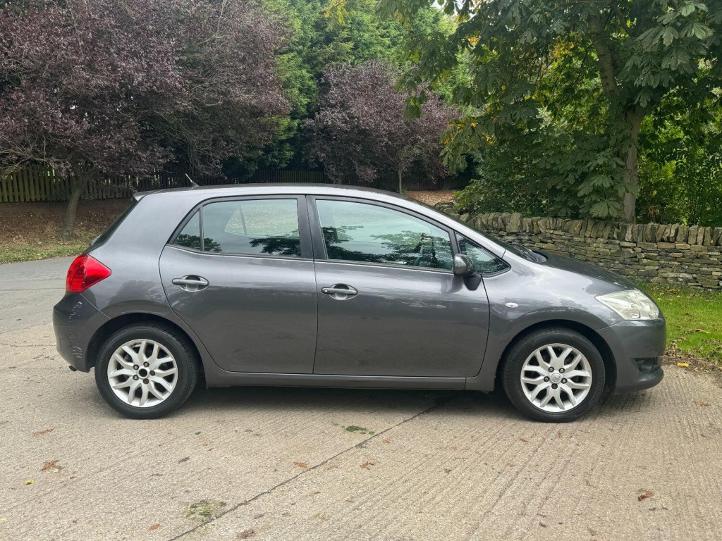 TOYOTA AURIS