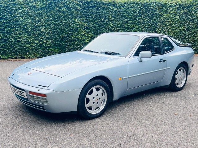 PORSCHE 944