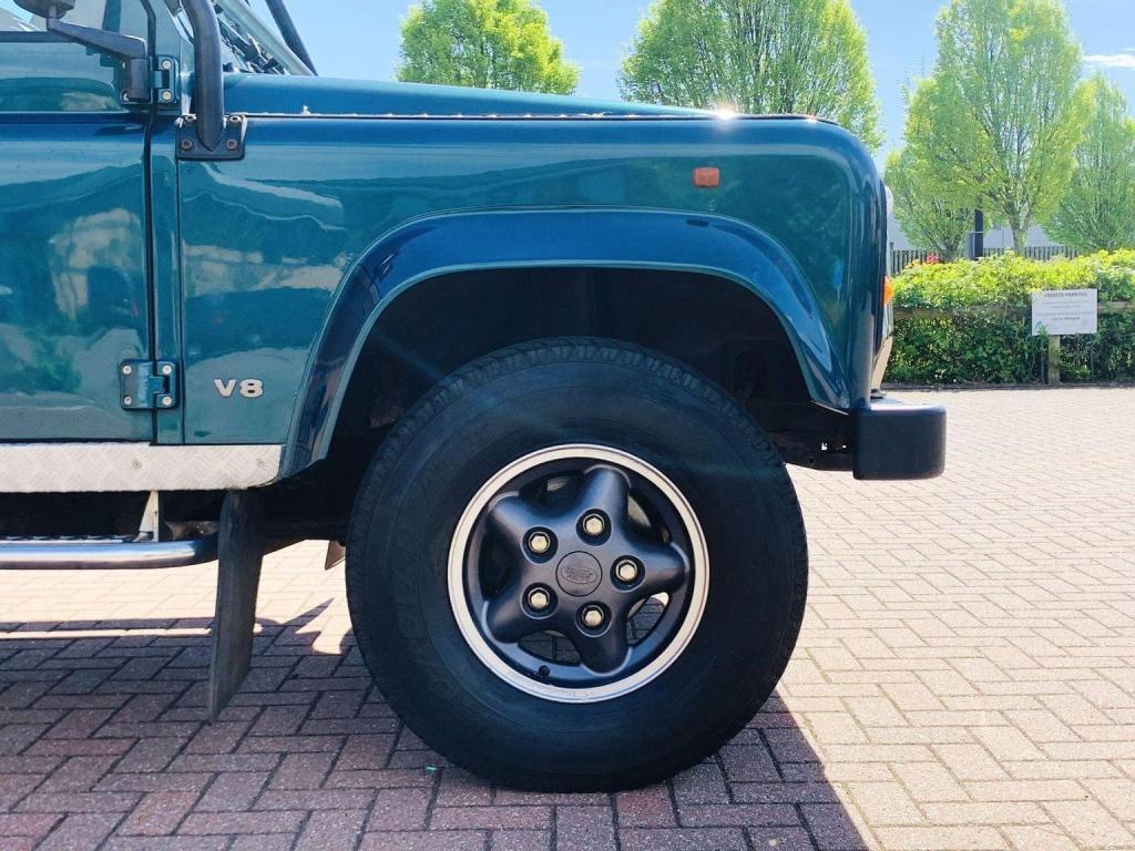 LAND ROVER DEFENDER 90