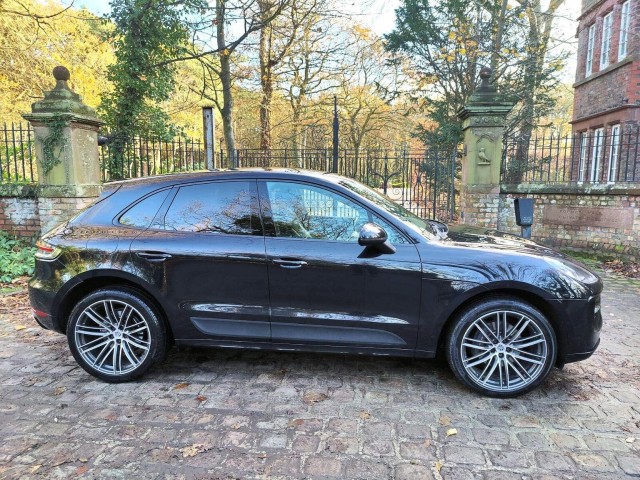 PORSCHE MACAN