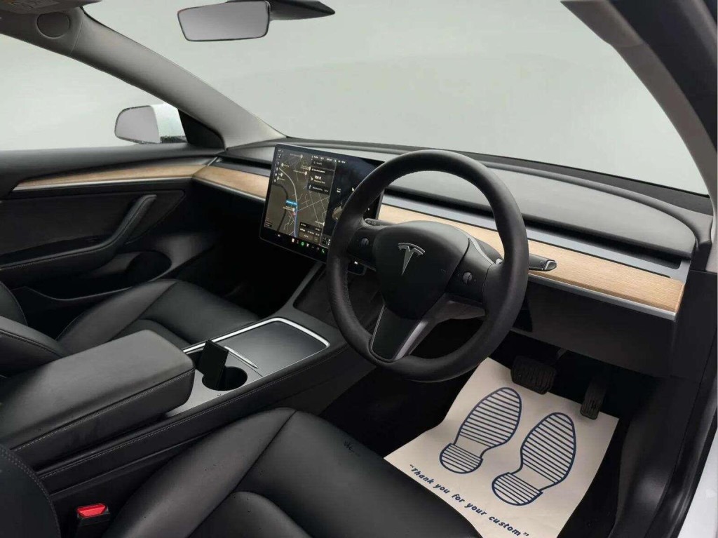 TESLA MODEL 3