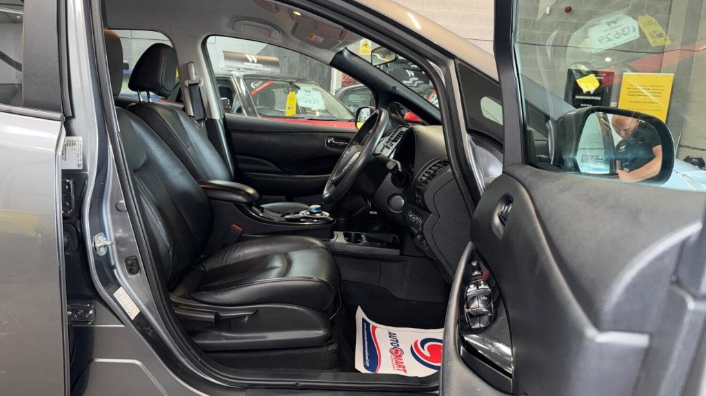 NISSAN LEAF