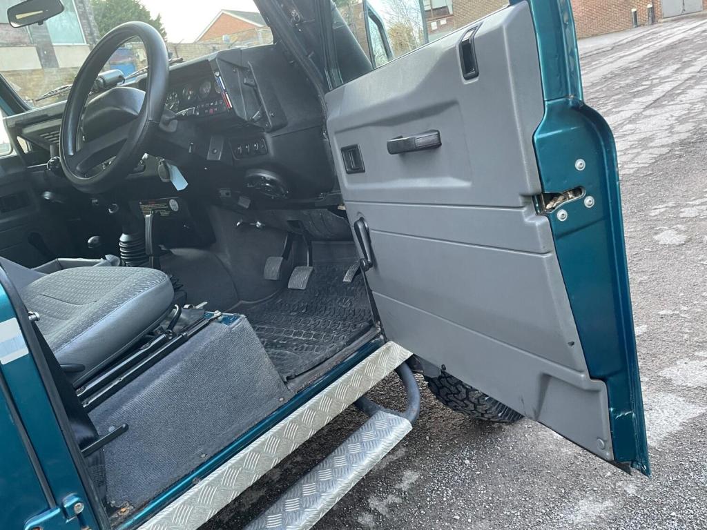 LAND ROVER DEFENDER 110