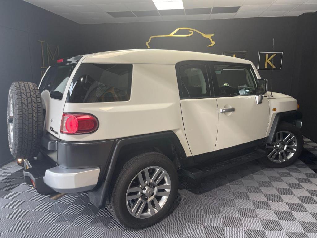 TOYOTA FJ CRUISER