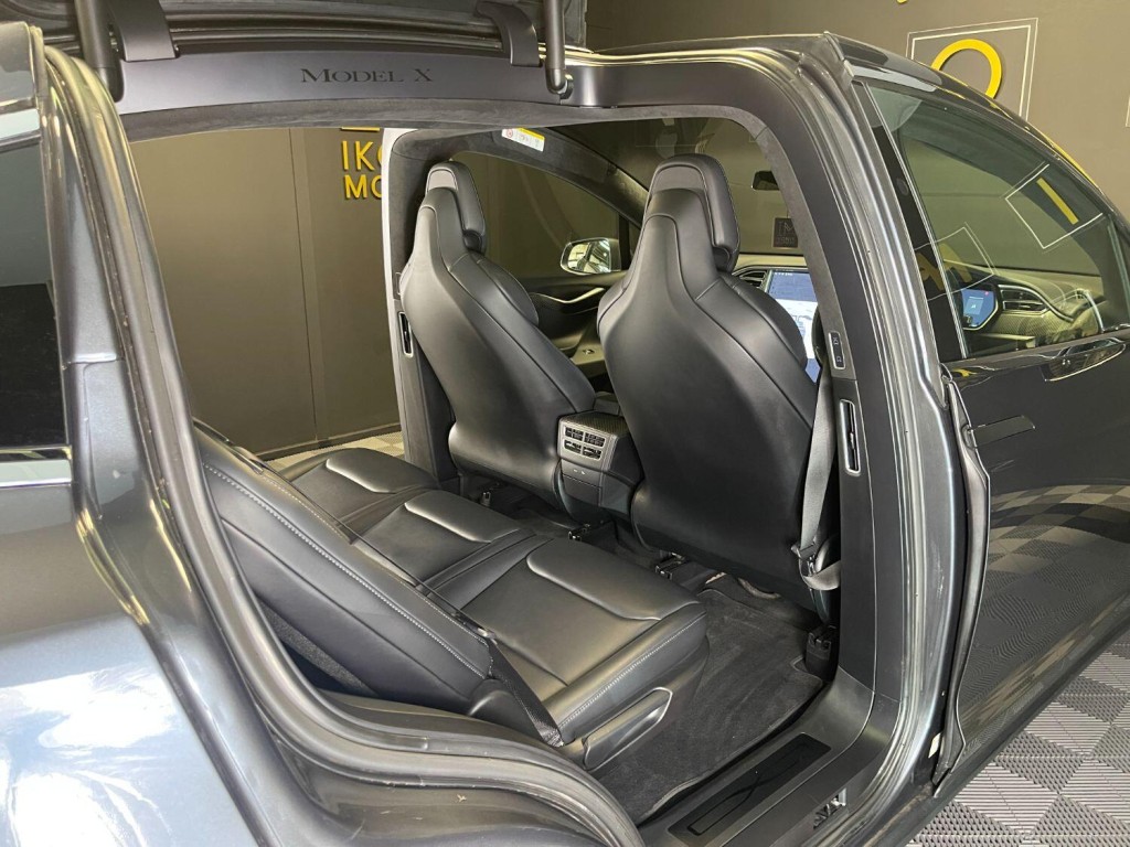 TESLA MODEL X