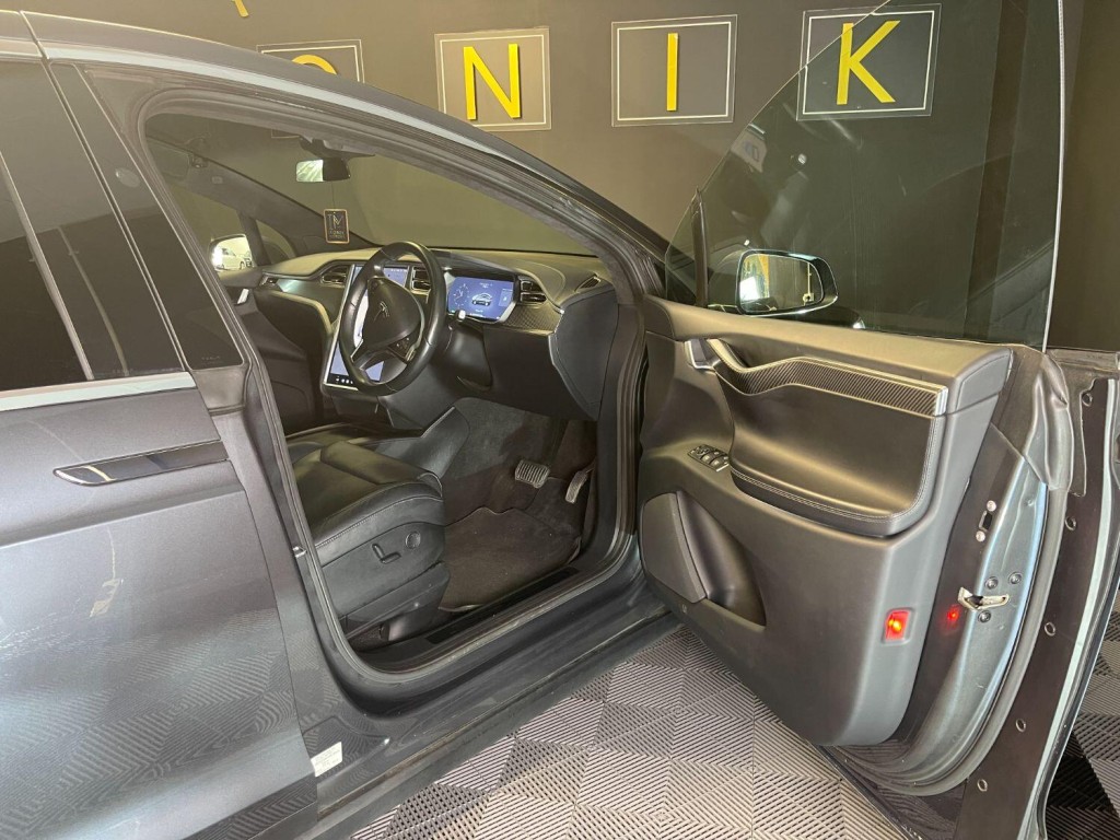 TESLA MODEL X