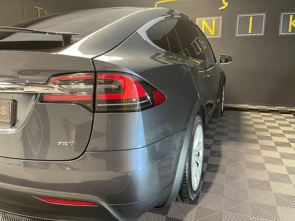 TESLA MODEL X