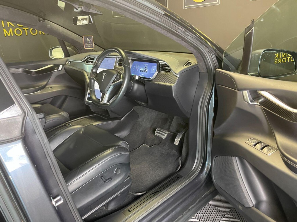 TESLA MODEL X