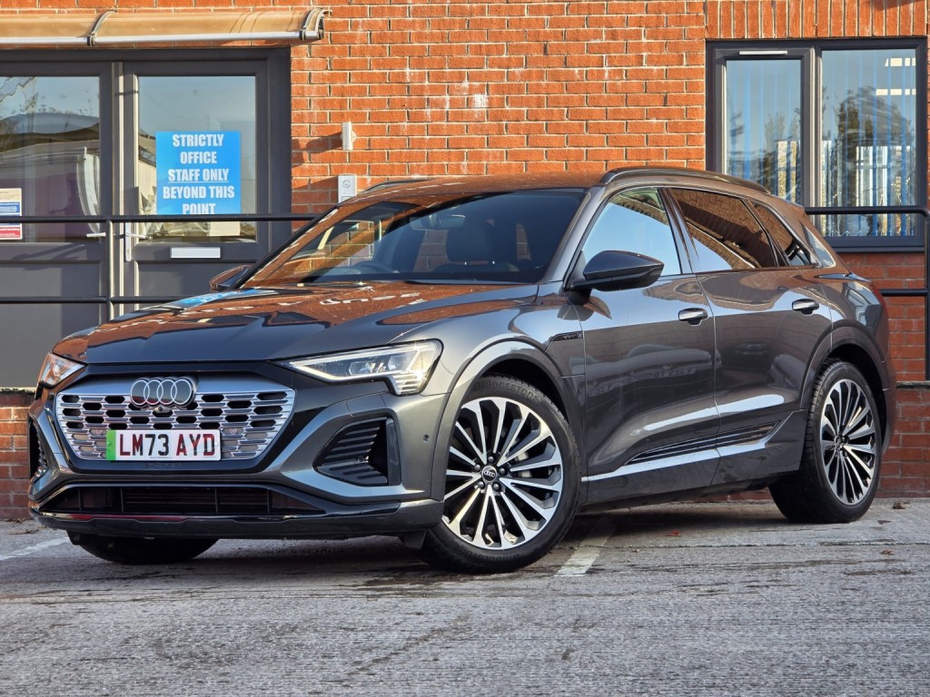 AUDI Q8