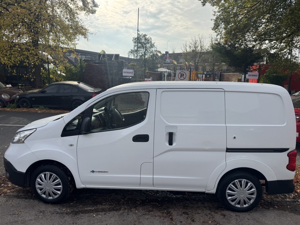 NISSAN E-NV200