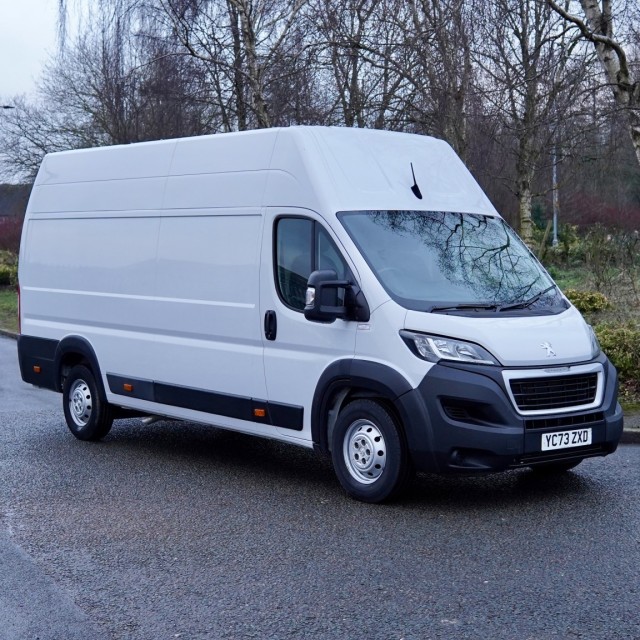 PEUGEOT BOXER 2.2 BlueHDi 435 Professional Premium +