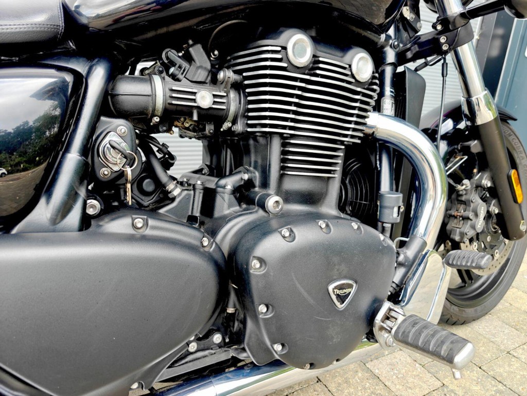 TRIUMPH THUNDERBIRD 1700