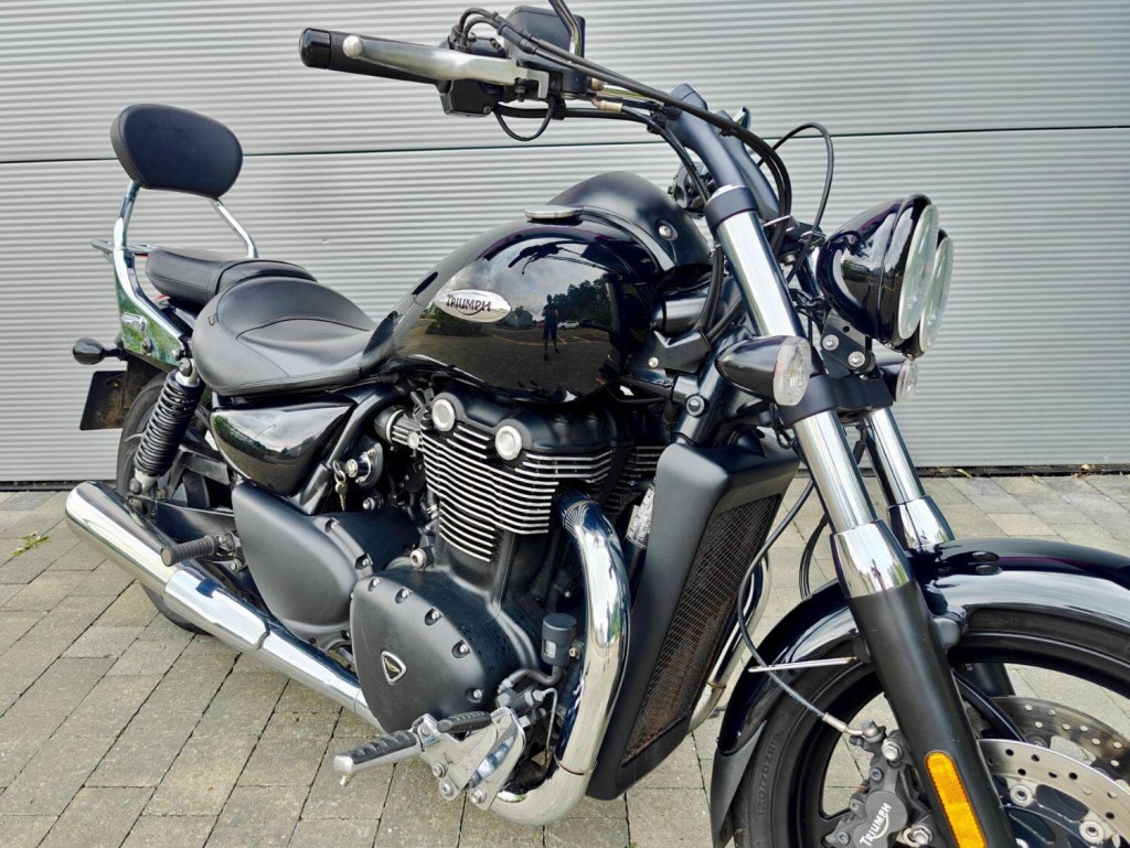 TRIUMPH THUNDERBIRD 1700