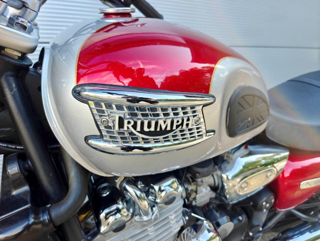 TRIUMPH THUNDERBIRD 900