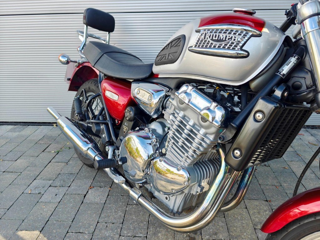 TRIUMPH THUNDERBIRD 900