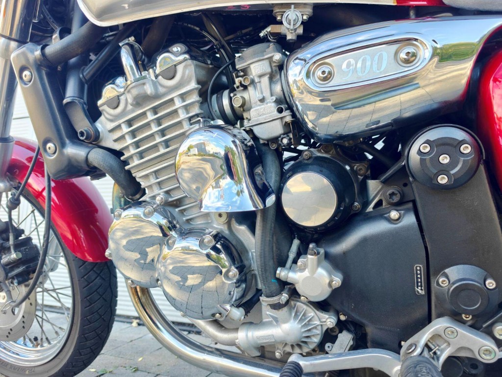 TRIUMPH THUNDERBIRD 900