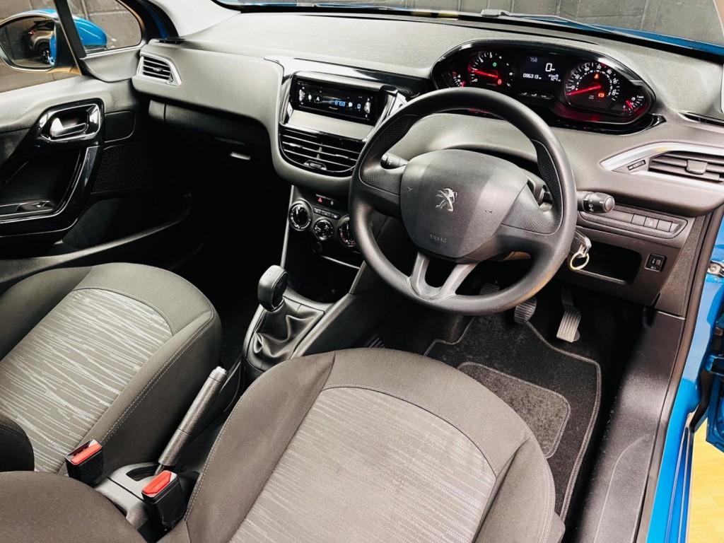 PEUGEOT 208