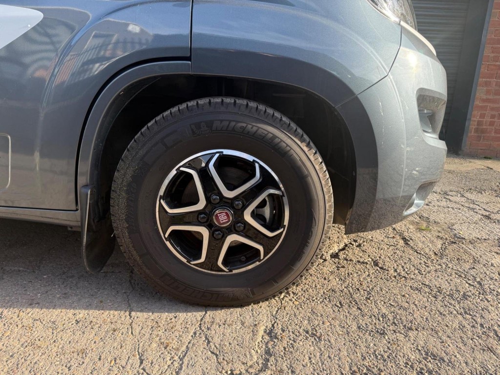 SWIFT ESCAPE 674