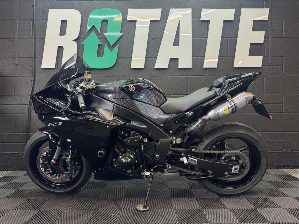 YAMAHA R1