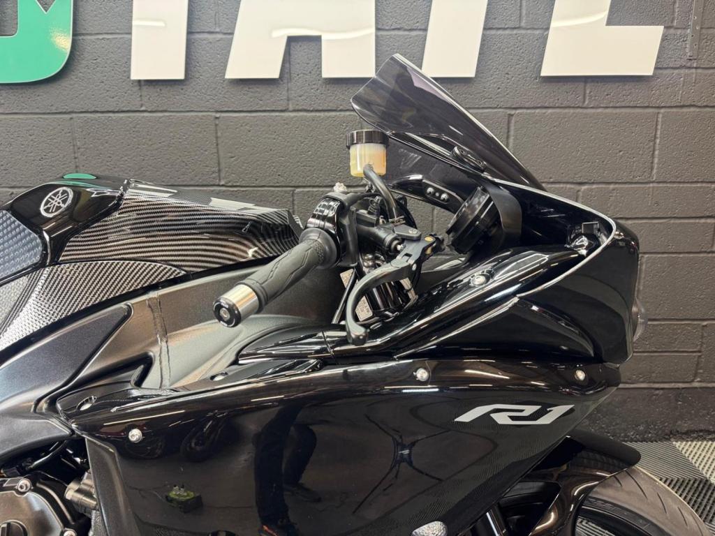YAMAHA R1
