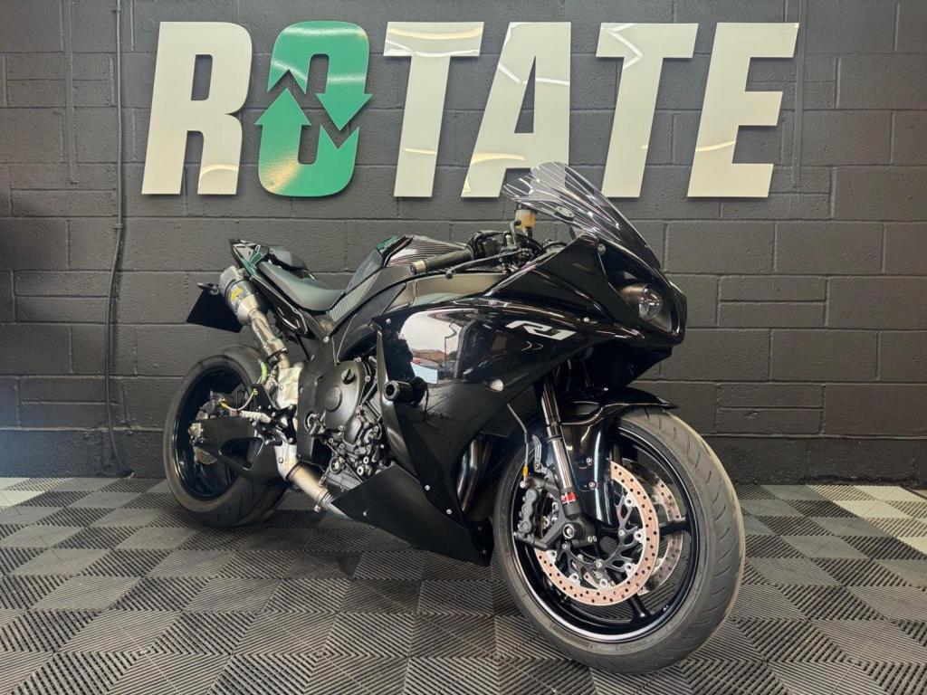 YAMAHA R1