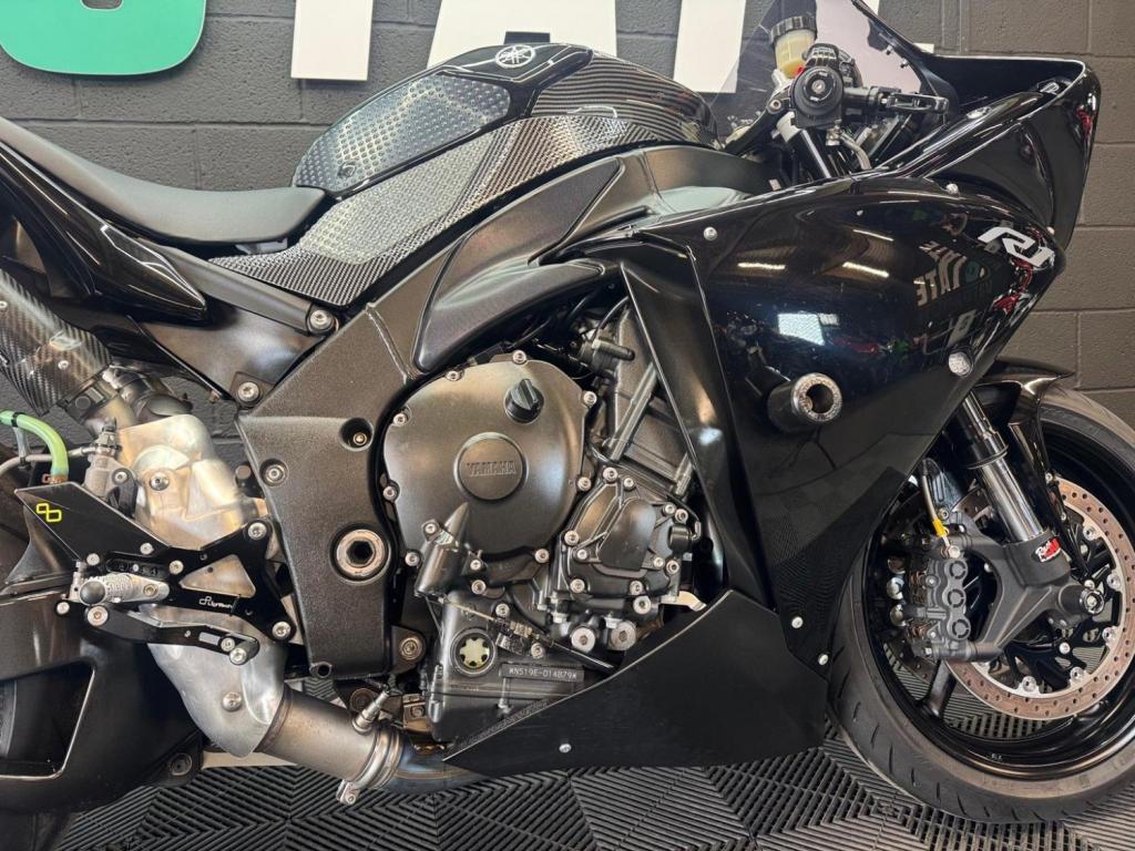 YAMAHA R1