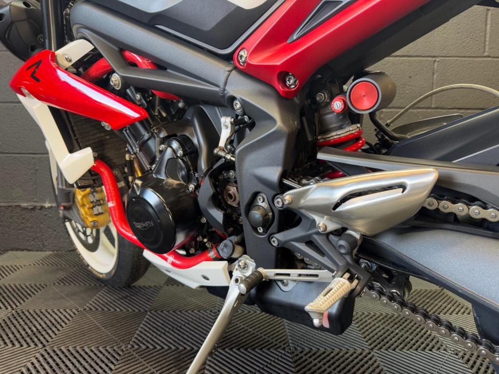 TRIUMPH STREET TRIPLE 675