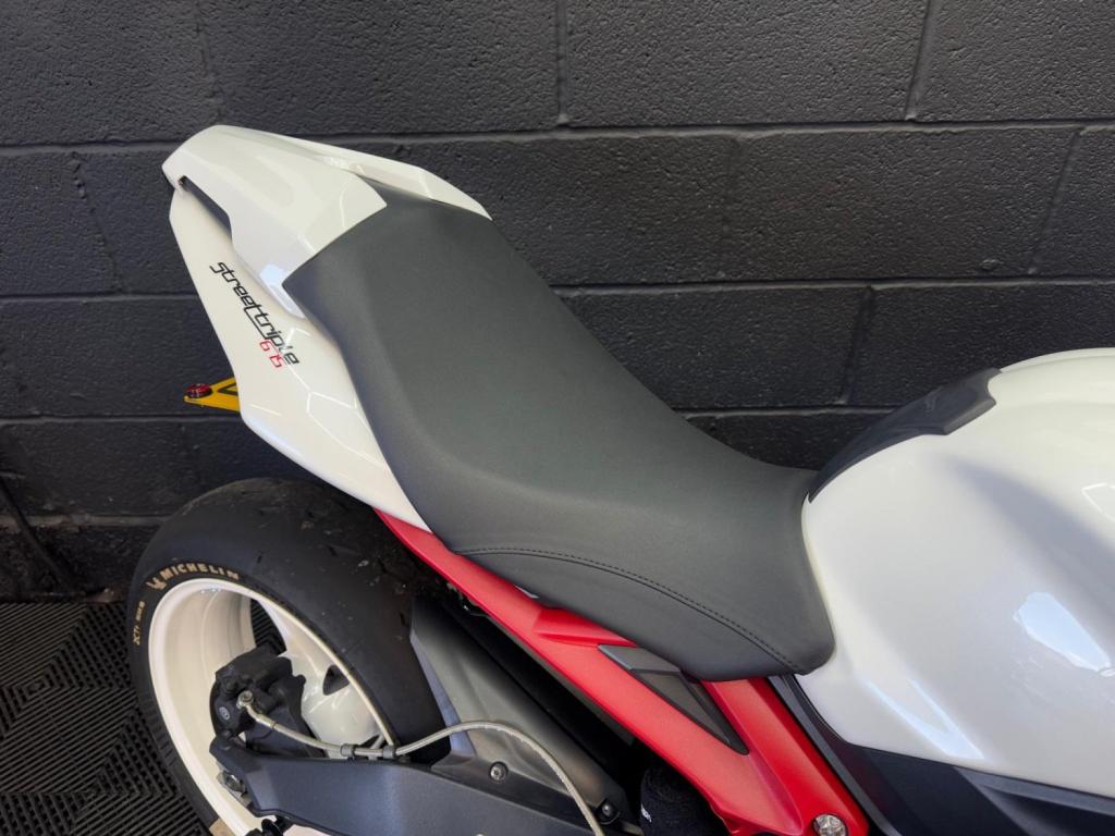 TRIUMPH STREET TRIPLE 675