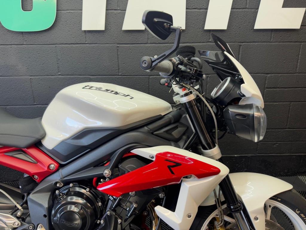 TRIUMPH STREET TRIPLE 675