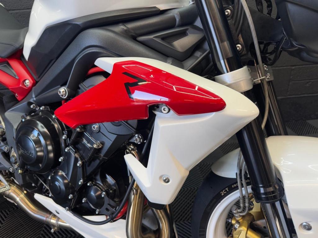 TRIUMPH STREET TRIPLE 675
