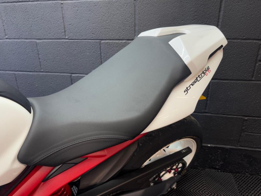 TRIUMPH STREET TRIPLE 675