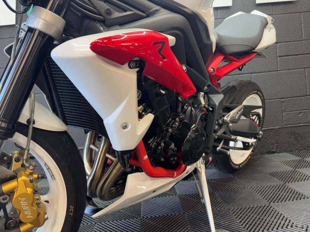 TRIUMPH STREET TRIPLE 675