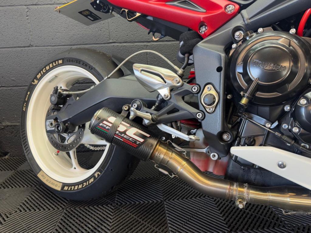 TRIUMPH STREET TRIPLE 675