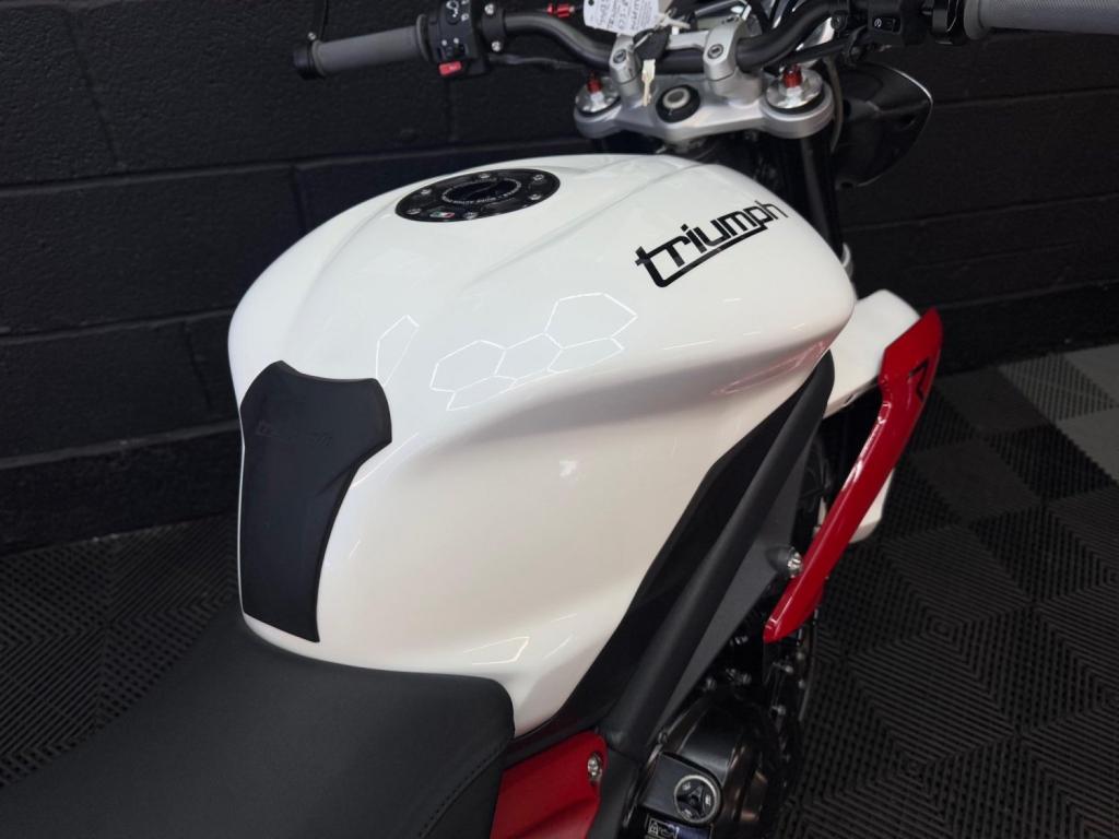 TRIUMPH STREET TRIPLE 675