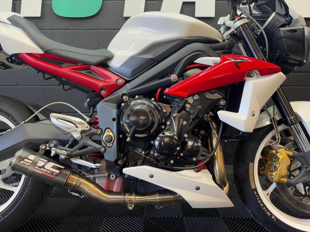 TRIUMPH STREET TRIPLE 675