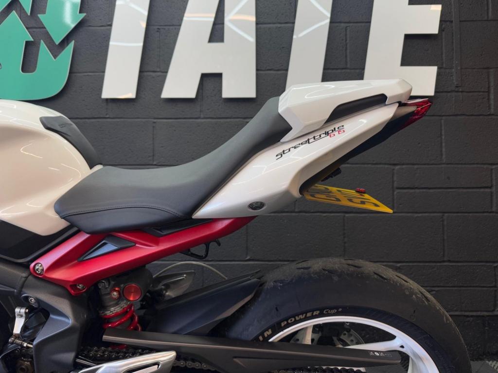 TRIUMPH STREET TRIPLE 675