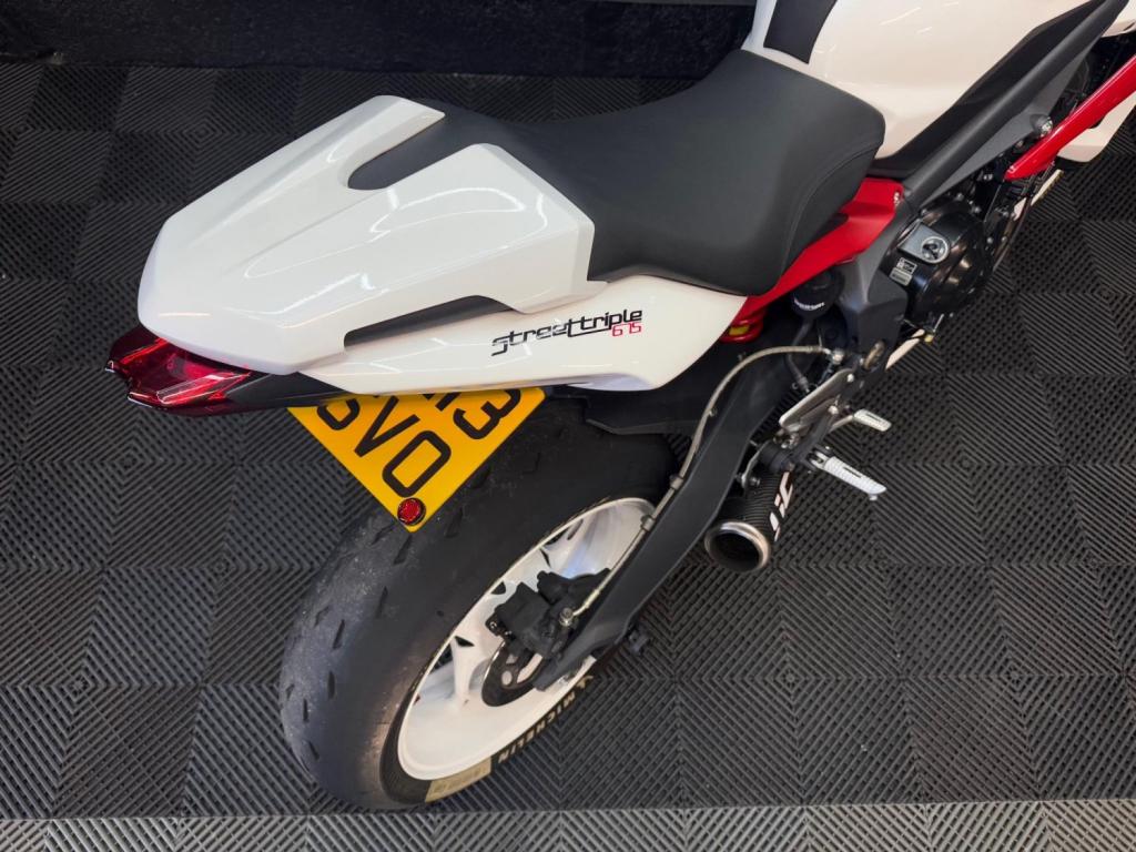 TRIUMPH STREET TRIPLE 675