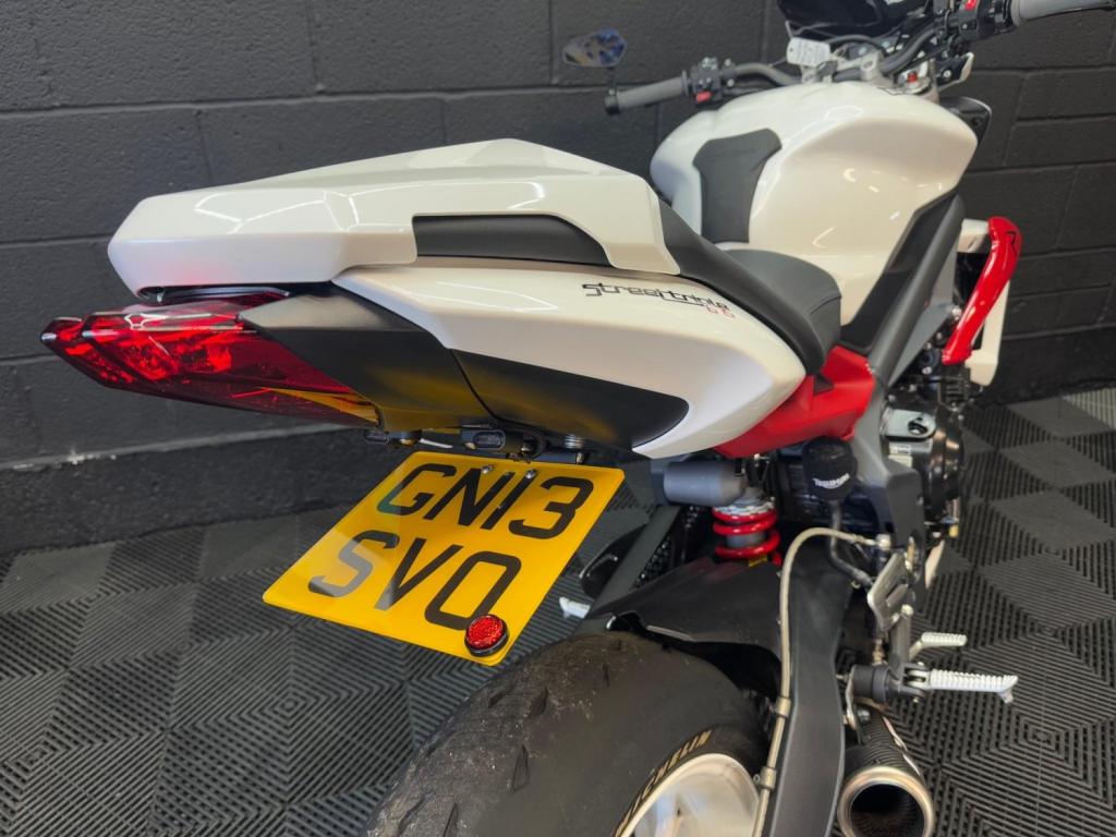 TRIUMPH STREET TRIPLE 675