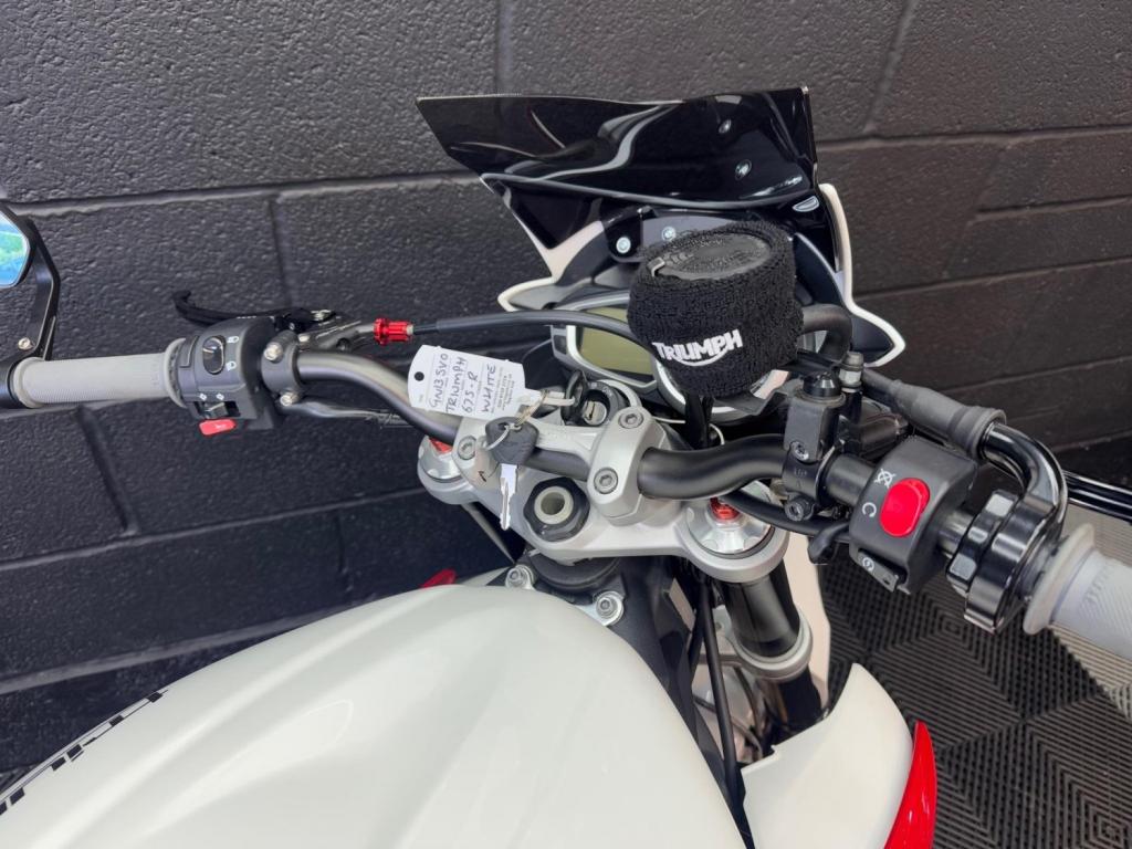 TRIUMPH STREET TRIPLE 675