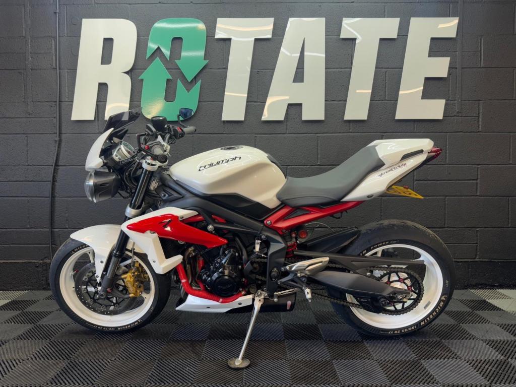 TRIUMPH STREET TRIPLE 675