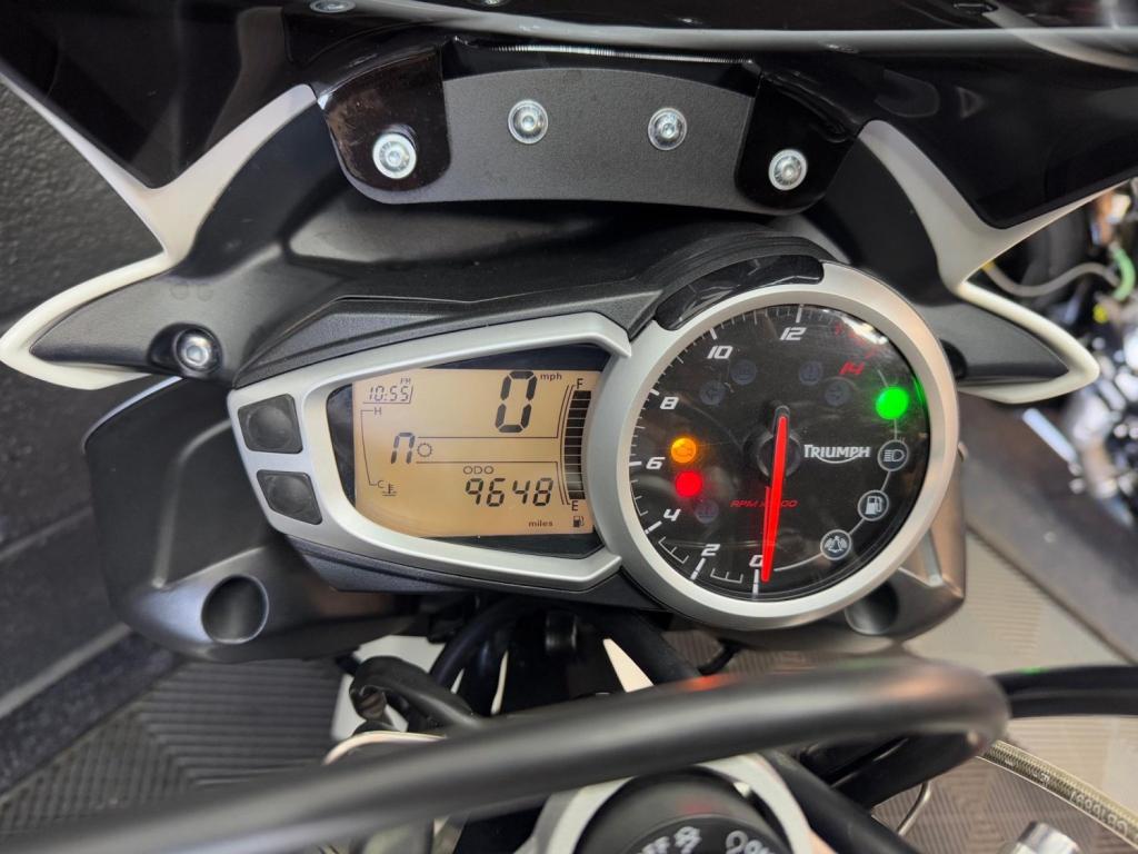 TRIUMPH STREET TRIPLE 675