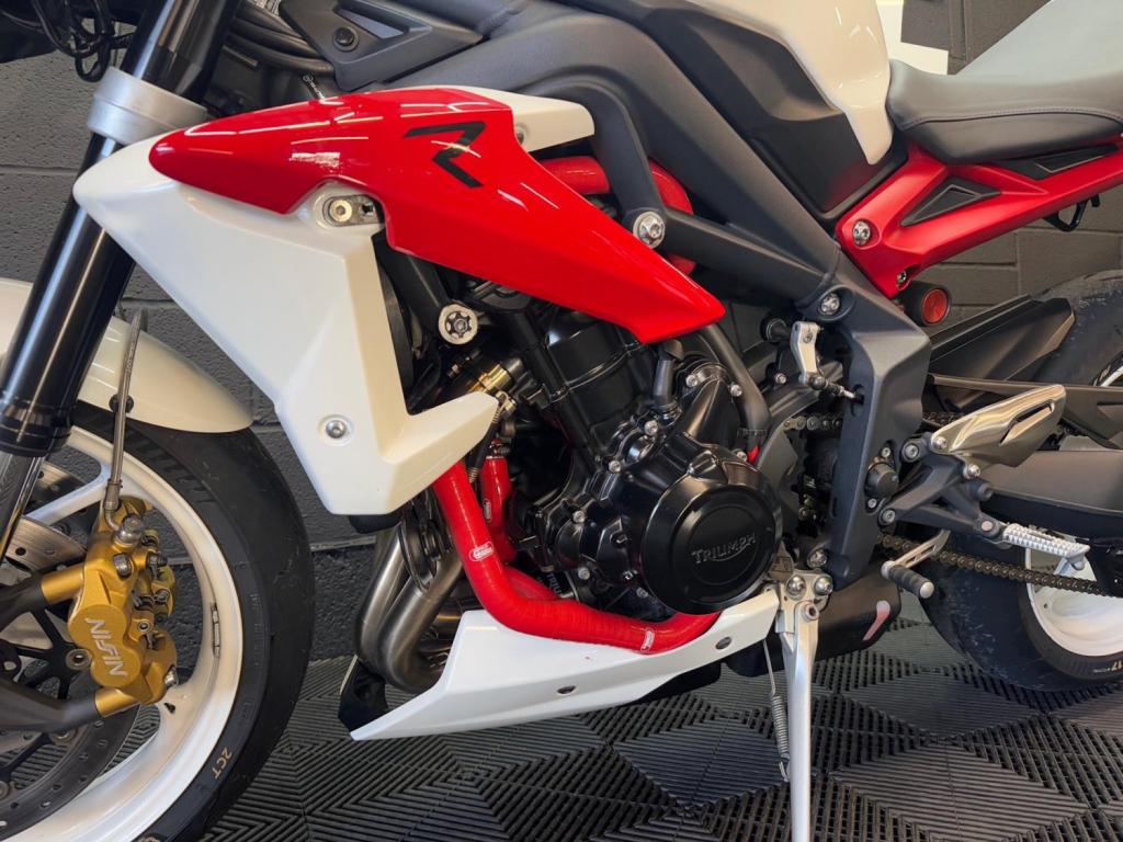 TRIUMPH STREET TRIPLE 675