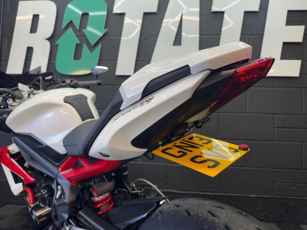 TRIUMPH STREET TRIPLE 675