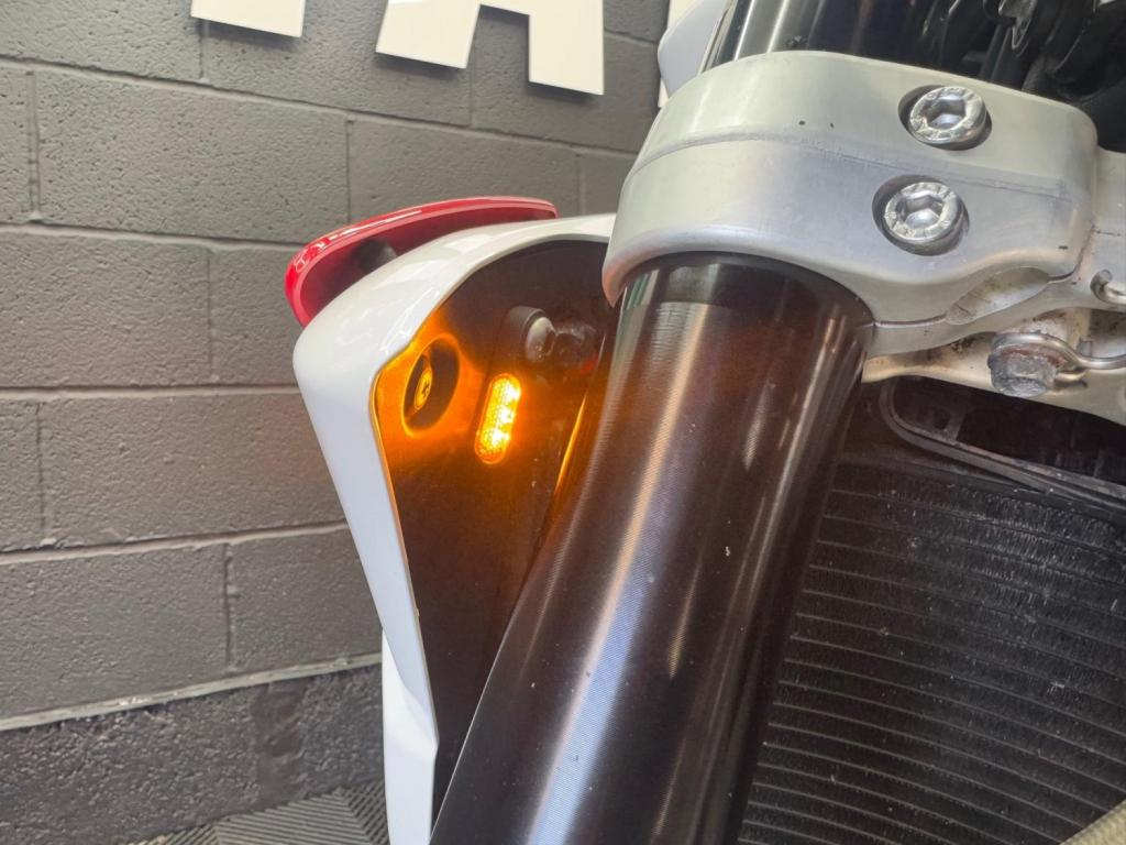 TRIUMPH STREET TRIPLE 675