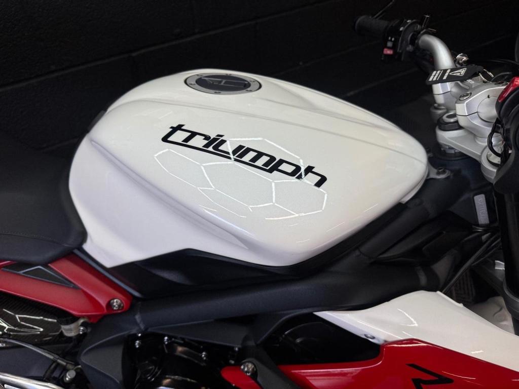 TRIUMPH STREET TRIPLE 675
