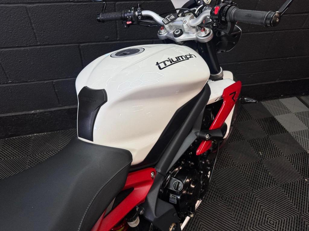 TRIUMPH STREET TRIPLE 675